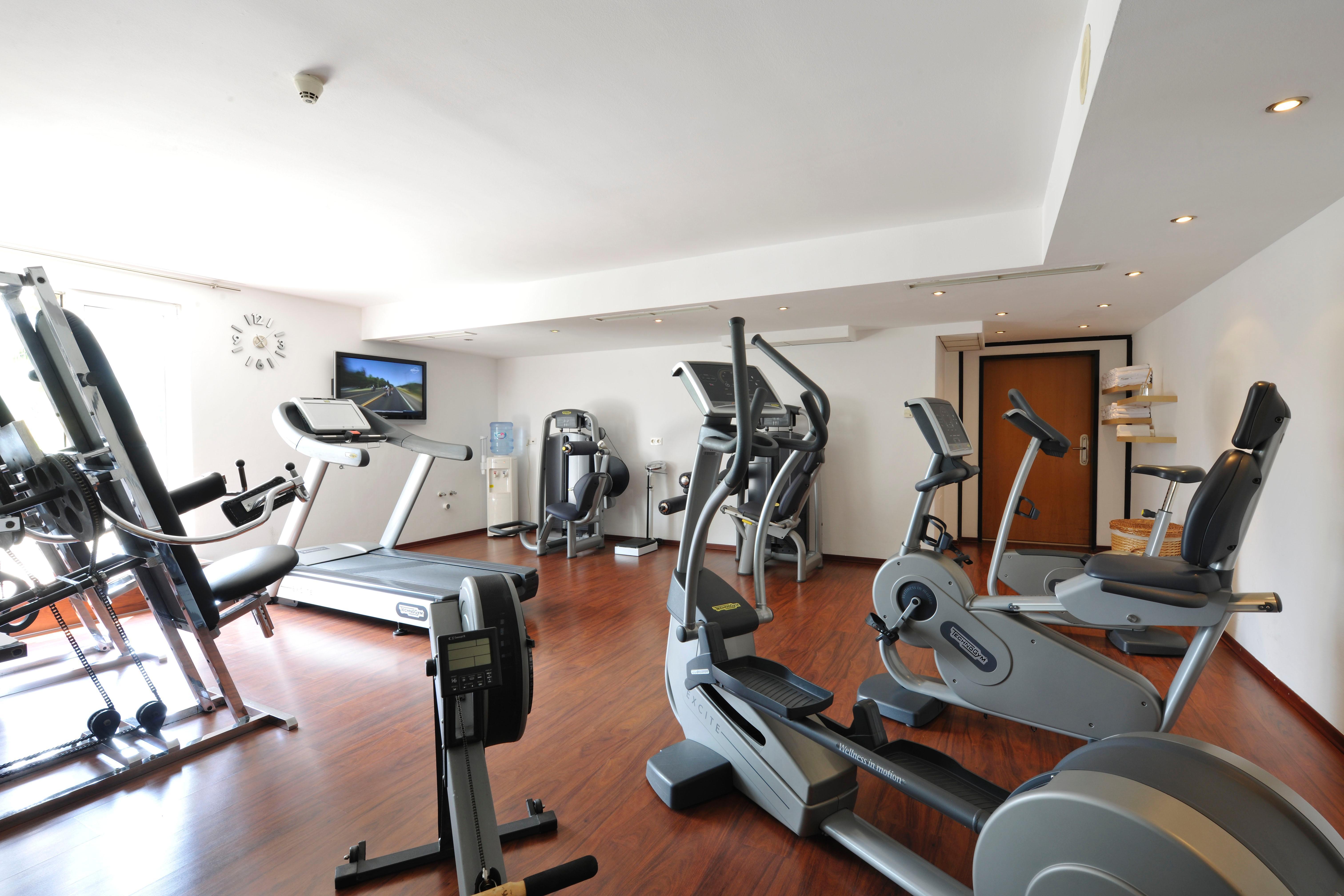 Rogner Hotel Tirana Exterior foto A gym at a hotel