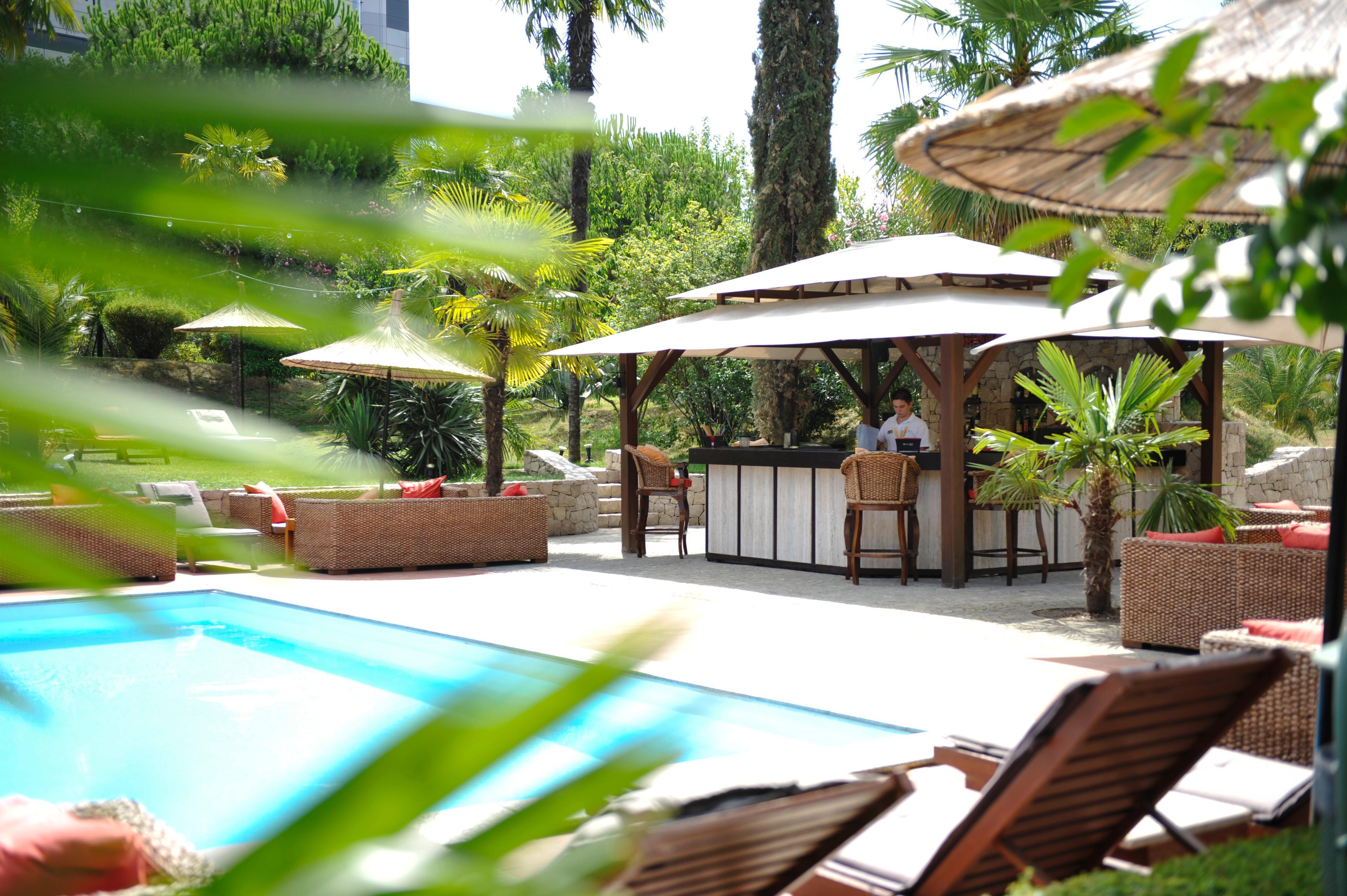 Rogner Hotel Tirana Exterior foto The pool at the hotel